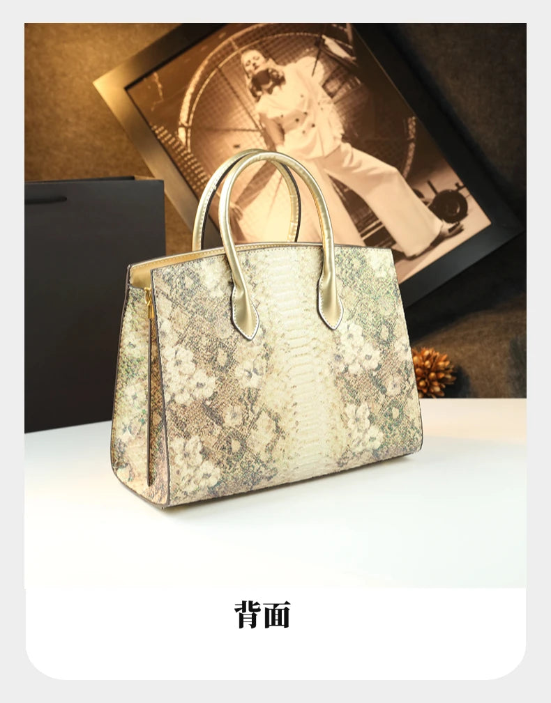 The new handbag is a fashionable and light luxury platinum bag
