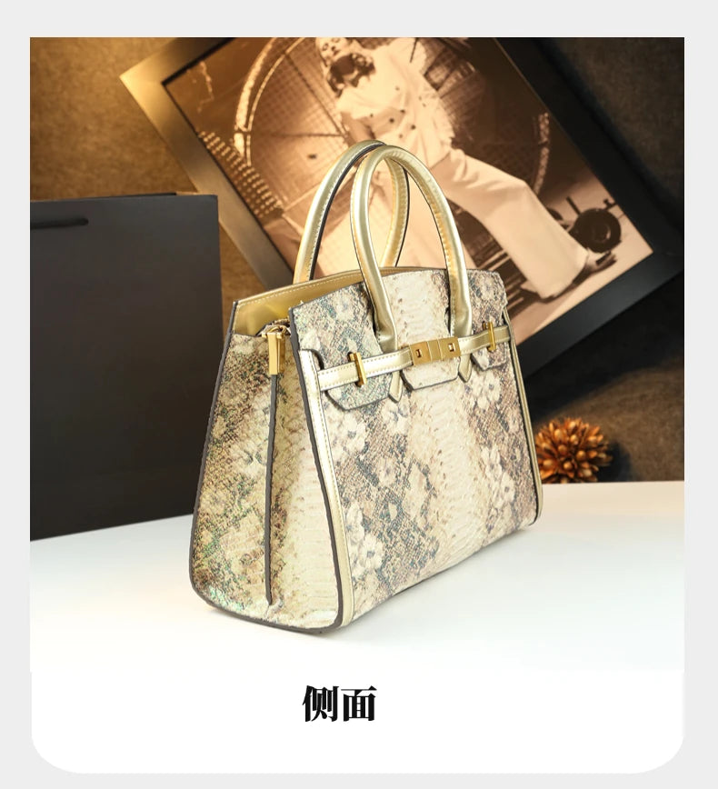 The new handbag is a fashionable and light luxury platinum bag