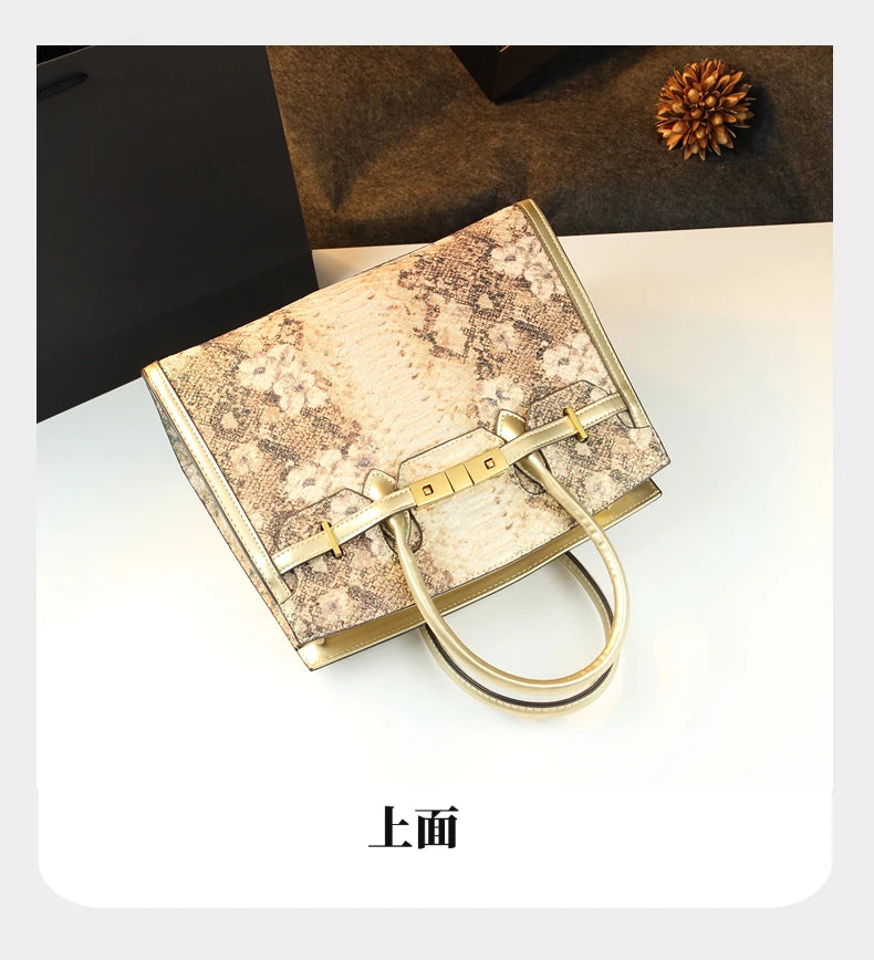 The new handbag is a fashionable and light luxury platinum bag