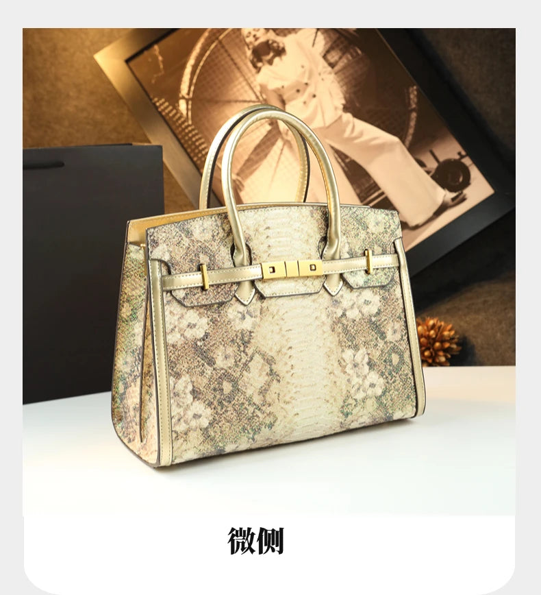 The new handbag is a fashionable and light luxury platinum bag