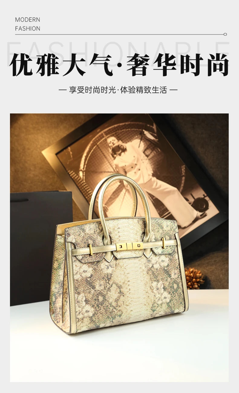 The new handbag is a fashionable and light luxury platinum bag