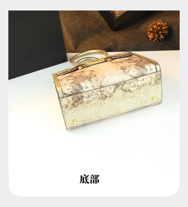 The new handbag is a fashionable and light luxury platinum bag