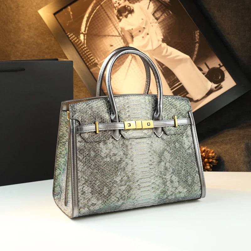The new handbag is a fashionable and light luxury platinum bag