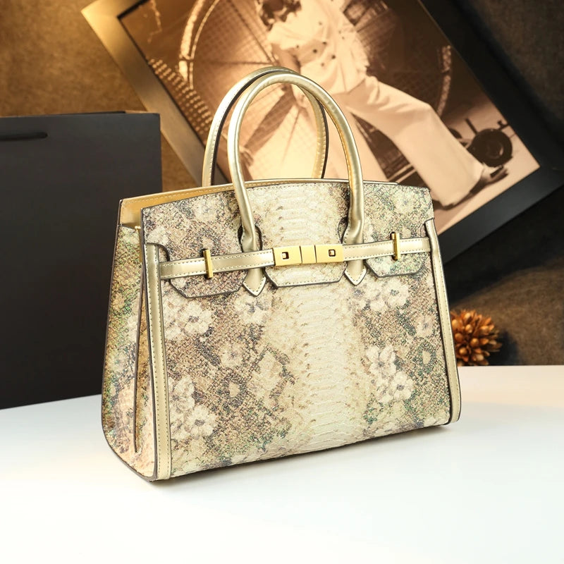 The new handbag is a fashionable and light luxury platinum bag