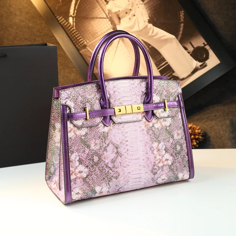 The new handbag is a fashionable and light luxury platinum bag