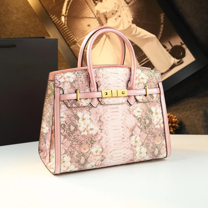 The new handbag is a fashionable and light luxury platinum bag